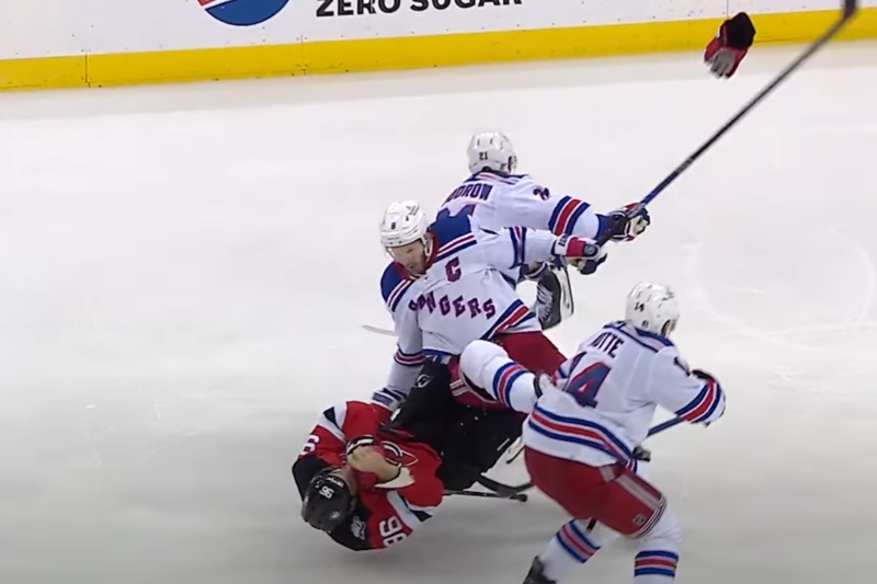 Timo Meier sacrément secoué par Jacob Trouba