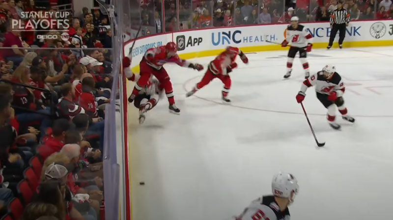 Jesperi Kotkaniemi met une sacrée boîte à Nico Hischier