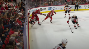 Jesperi Kotkaniemi met une sacrée boîte à Nico Hischier