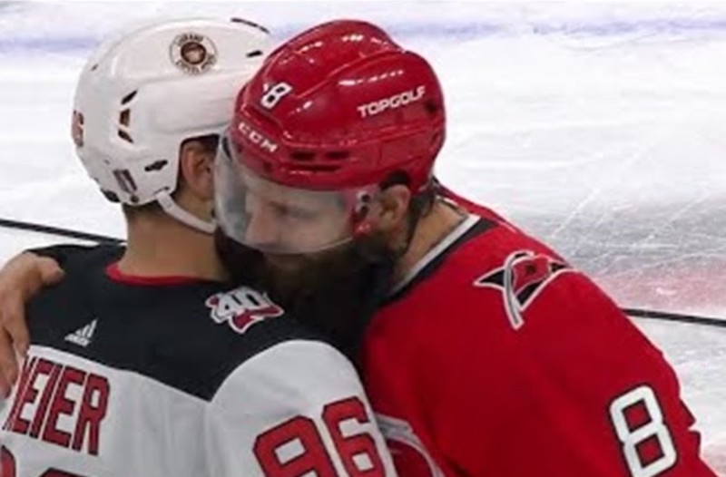 Poignées de main finale entre Devils et Hurricanes