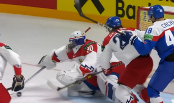 Simon Hrubec se fabrique un joli but