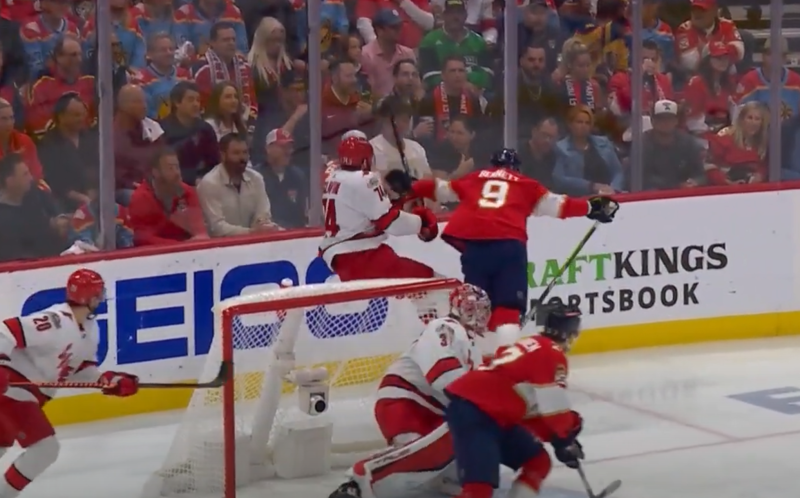 Enorme charge de Sam Bennett sur Jaccob Slavin