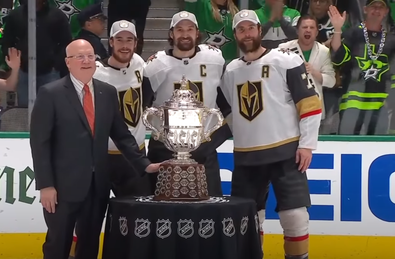 Poignées de main et remise du trophée