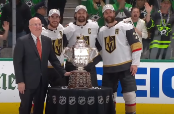 Poignées de main et remise du trophée