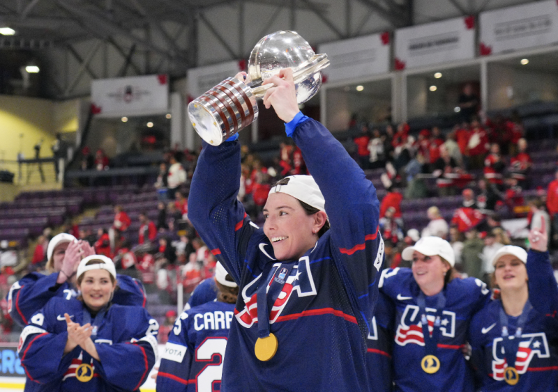 Hilary Knight est la première récipiendaire du nouvel award de l'IIHF
