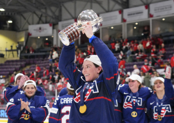 Hilary Knight est la première récipiendaire du nouvel award de l'IIHF