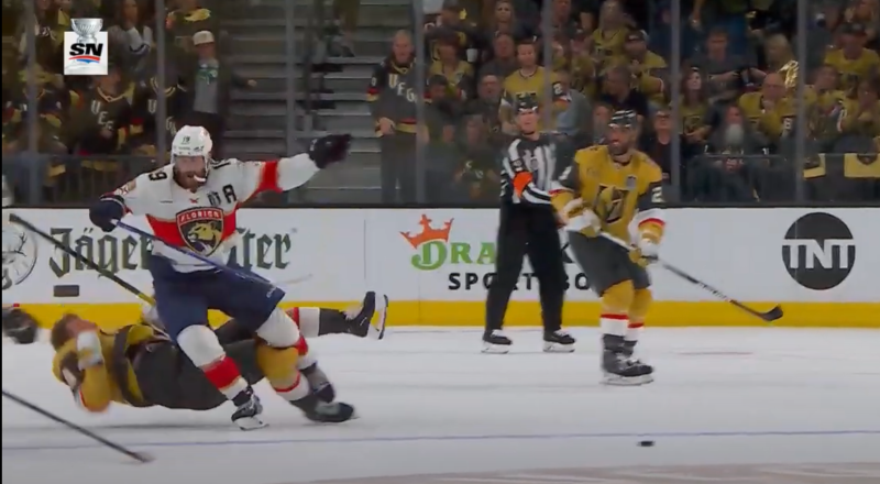 Matthew Tkachuk envoie Jack Eichel au vestiaire avec cette énorme charge