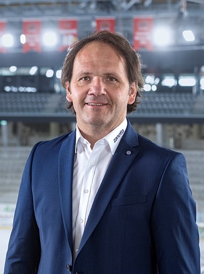 Martin Steinegger ne reprendra pas le coaching  du HC Bienne, ça ne s'annonce pas très bien pour Viktor Lööv