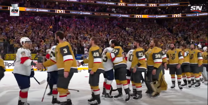 Poignées de main finale entre les deux équipes