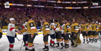 Poignées de main finale entre les deux équipes