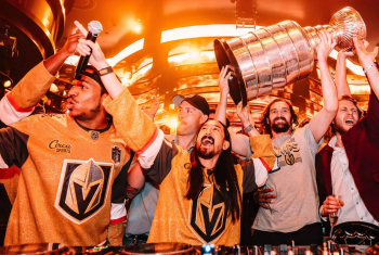 Steve Aoki fait la fête avec les Golden Knights