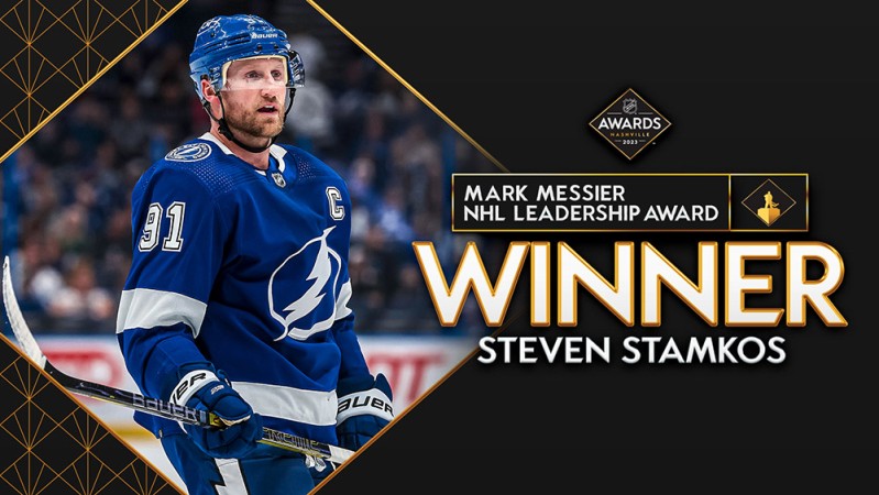 Steven Stamkos met la main sur le trophée Mark-Messier