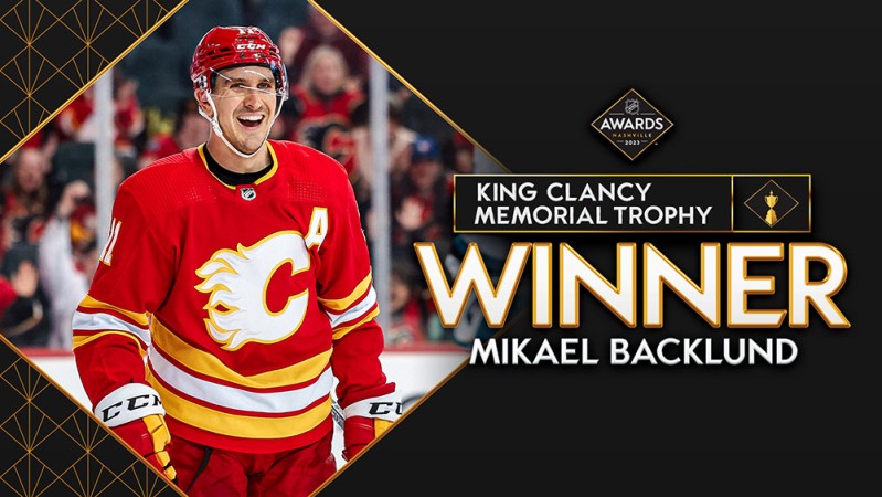 Mikael Backlund des Flames reçoit le trophée King Clancy