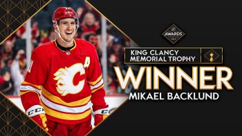 Mikael Backlund des Flames reçoit le trophée King Clancy