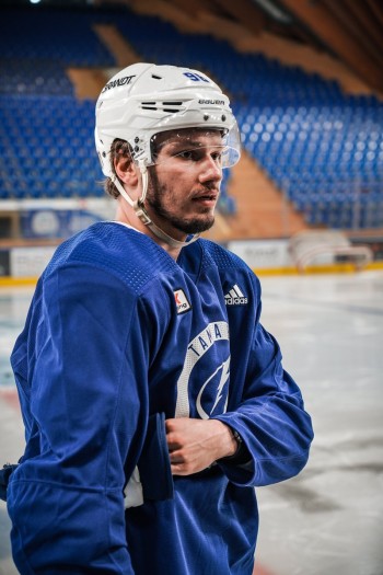 Mikhail Sergachev erklärt, warum er auf der Seite von Davos trainiert