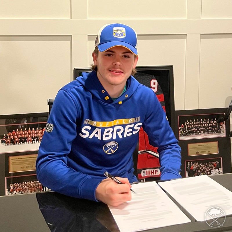 Zach Benson sous contrat