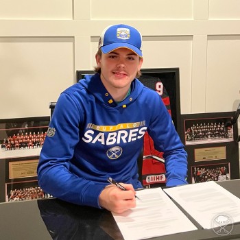 Zach Benson sous contrat