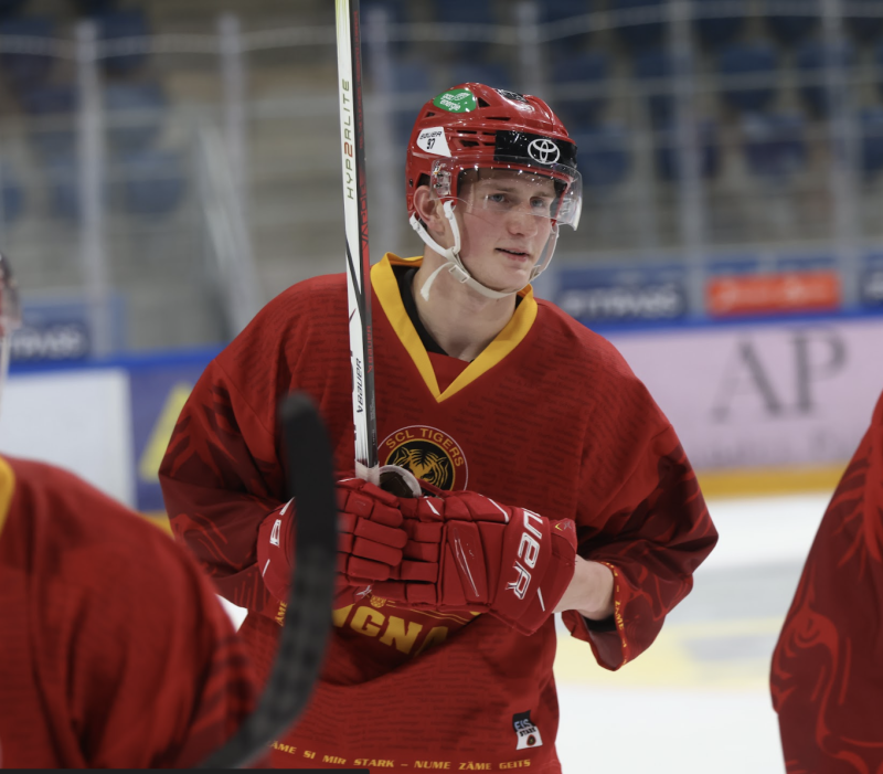 Ein weiteres hoffnungsvolles Nachwuchstalent aus der Schweizer Meisterschaft zu einem NHL-Camp eingeladen
