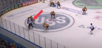 Un joueur de Kosice s'en sort bien après le match face à Genève