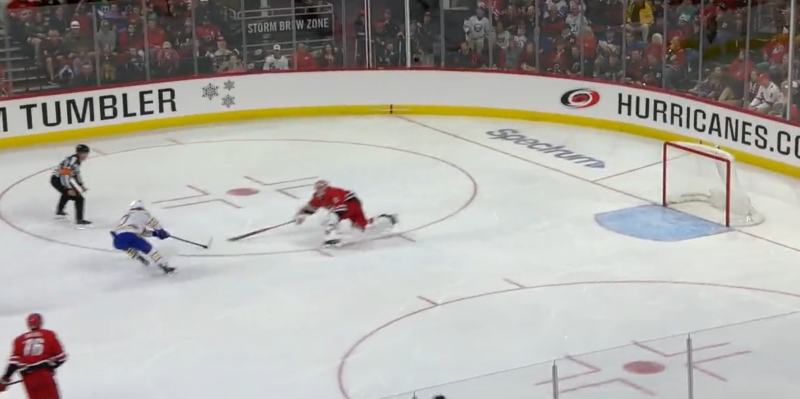 Antti Raanta intervient deux fois loins de son but