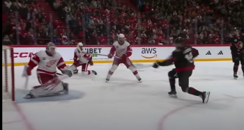 Tim Stützle et Olli Maatta marquent des buts assez particuliers