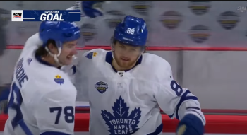 William Nylander conclut parfaitement le match face à ses fans suédois