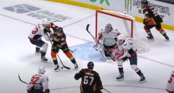 Brock McGinn marque dos au but