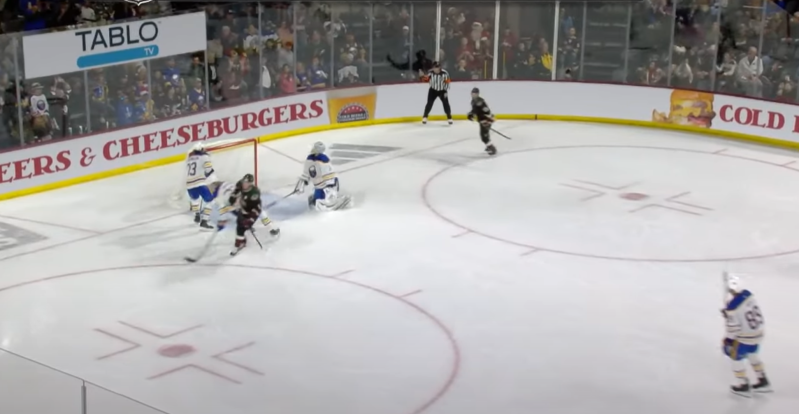 Clayton Keller marque un but facile sur une erreur de Ukko-Pekka Luukkonen