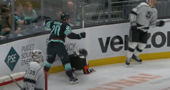 Combien aurait pris Eeli Tolvanen dans le championnat suisse pour cette charge sur l'arbitre ?