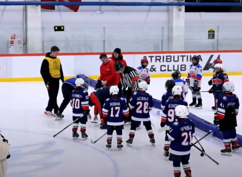 Un entraîneur roue de coups son homologue lors d'un match junior