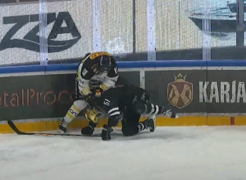 Ce sera huit matchs contre Nick Ritchie