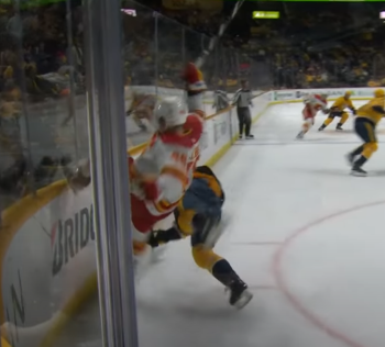 Un vilain slewfoot de Philip Tomasino sur Dennis Gilbert