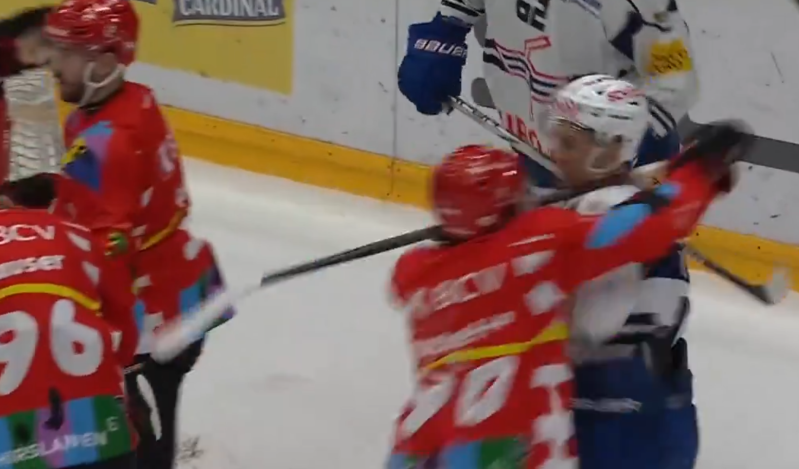 Le geste de Théo Rochette sur Jonathan Ang