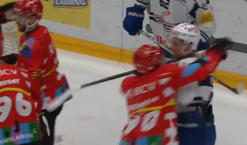 Le geste de Théo Rochette sur Jonathan Ang