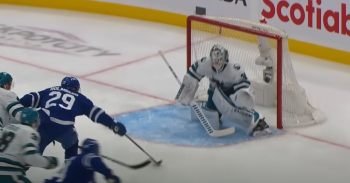 Pontus Holmberg marque avec une seule main