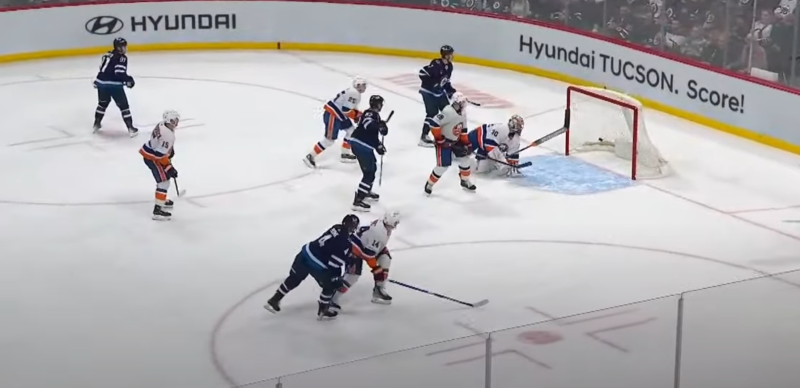 Ilya Sorokin perd une lame de patin et encaisse un but