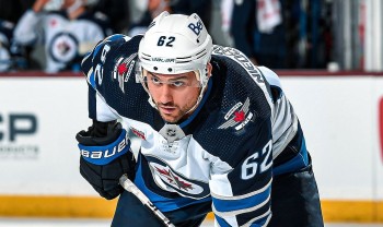 Nino Niederreiter égale une marque de Mark Streit