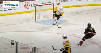 Kris Letang et Evgeni Malkin se fabriquent un bel autogoal