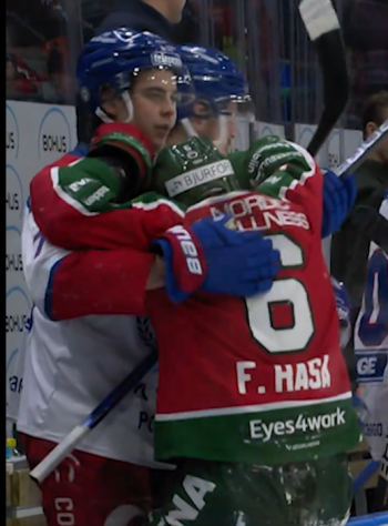Un câlin sur le banc adverse pour Filip Hasa