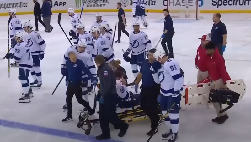 Mikhail Sergachev quitte le match sur une civière après une vilaine blessure au genou