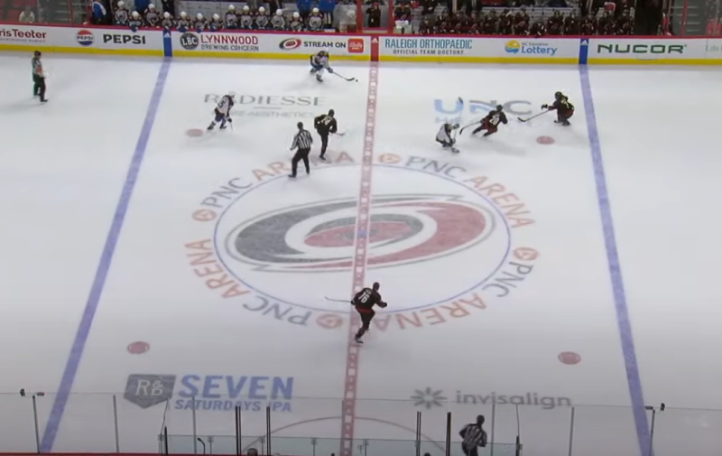 Samuel Girard marque du centre de la glace 5 secondes après le but de Zach Parise