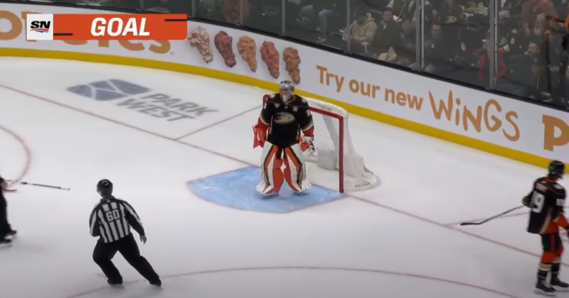 Les Oilers marquent après une action litigieuse sur John Gibson