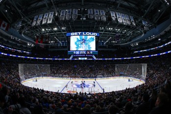 Près de 20'000 fans pour match de hockey féminin entre Toronto et Montréal
