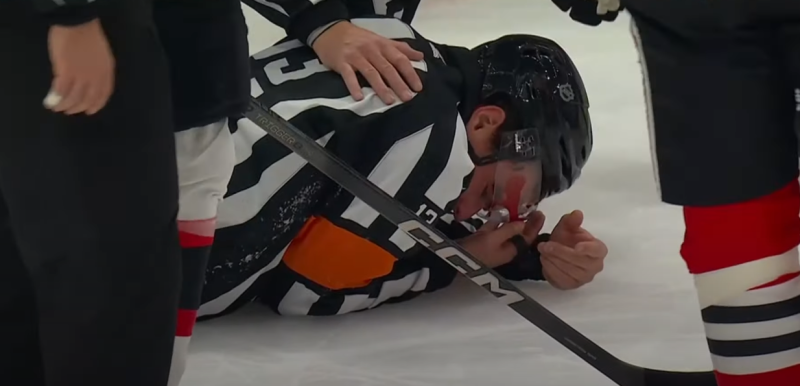 Un arbitre méchamment touché lors du match Ottawa vs Chicago