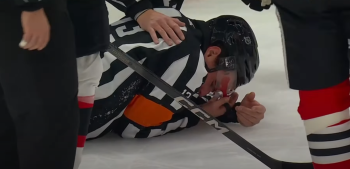 Un arbitre méchamment touché lors du match Ottawa vs Chicago