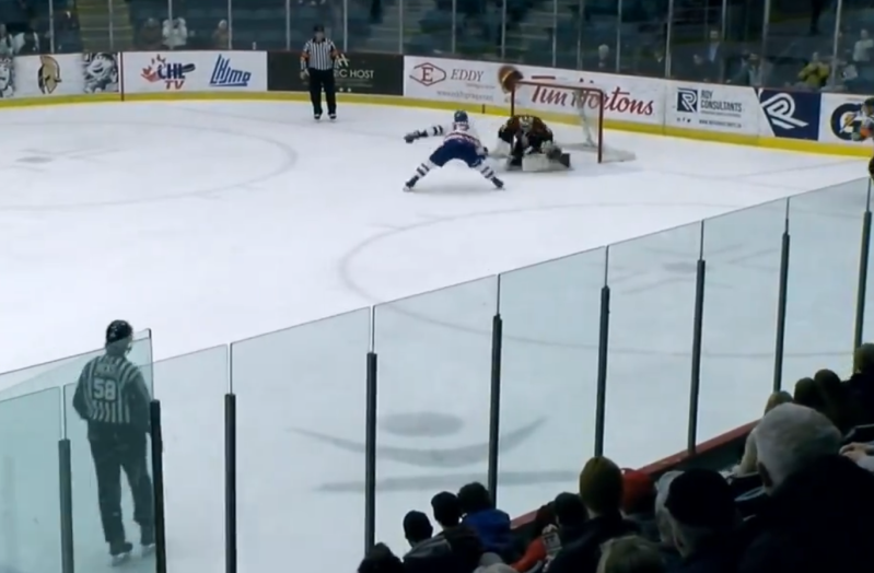 Miles Mueller offre la victoire de Moncton d'un bien joli penalty sur Antoine Keller