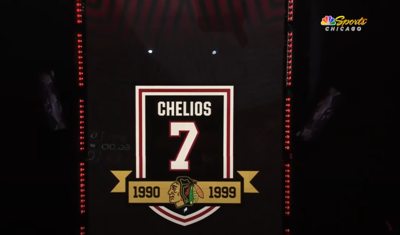 Le numéro de la légende des Blackhawks Chris Chelios a été retiré