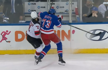 Jonas Siegenthaler blessé après une charge à la tête par Matt Rempe