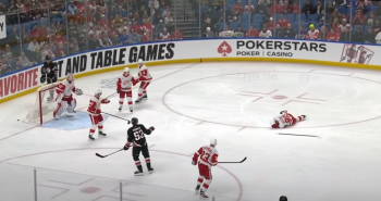 Joe Veleno se prend un slaphsot en pleine tête