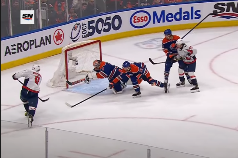 Une parade de Stuart Skinner face à Alex Ovechkin sur son premier arrêt